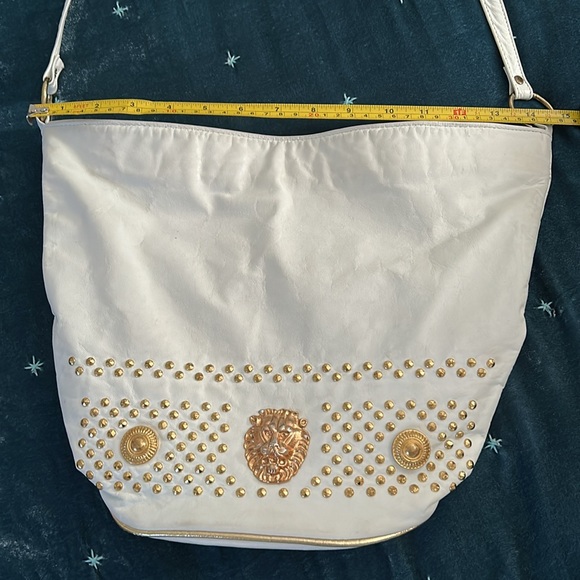 Vintage white leather gold lion studded bucket bag - Picture 7 of 9